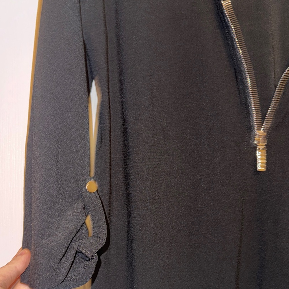 Chic Black Zippered Blouse - Picture 5 of 7